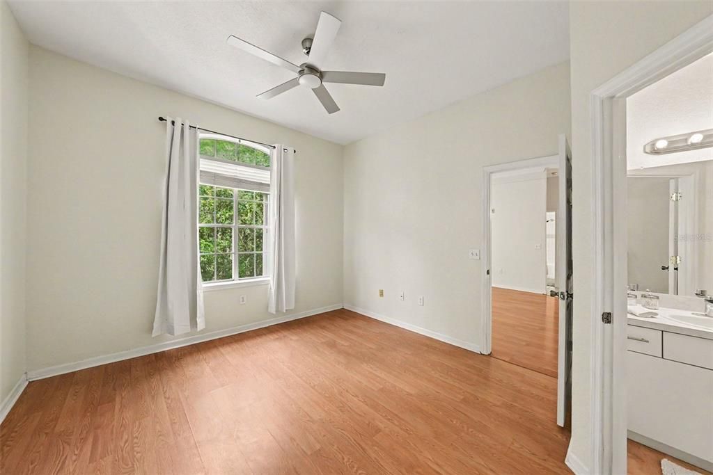 For Sale: $150,000 (2 beds, 2 baths, 1032 Square Feet)