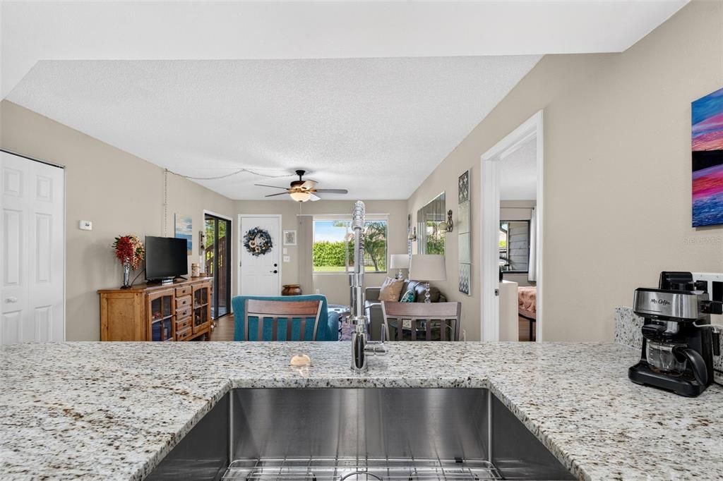 For Sale: $165,000 (2 beds, 2 baths, 942 Square Feet)