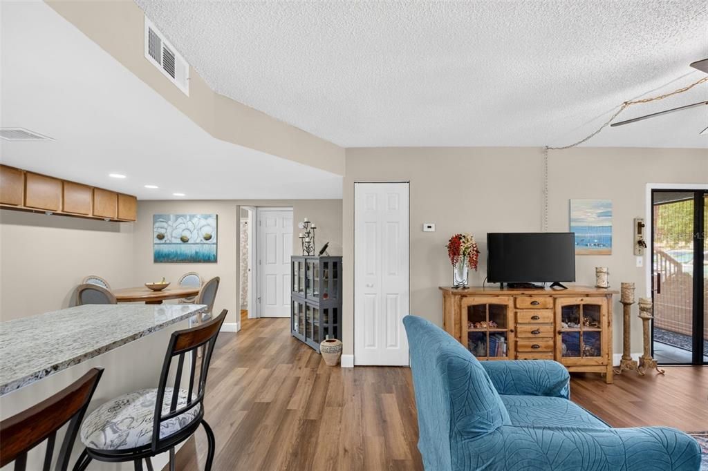 For Sale: $165,000 (2 beds, 2 baths, 942 Square Feet)