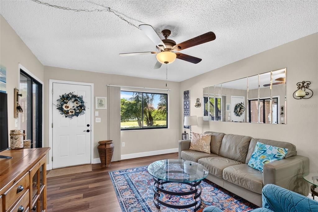 For Sale: $165,000 (2 beds, 2 baths, 942 Square Feet)