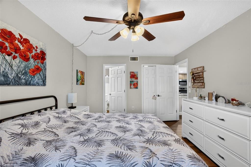 For Sale: $165,000 (2 beds, 2 baths, 942 Square Feet)