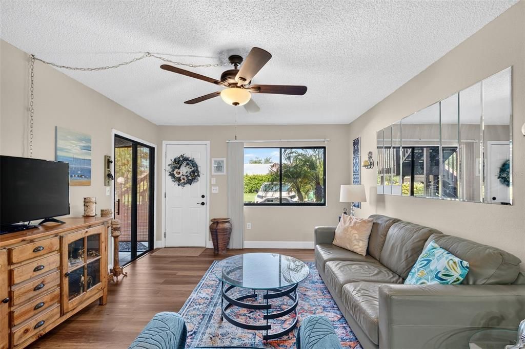 For Sale: $165,000 (2 beds, 2 baths, 942 Square Feet)