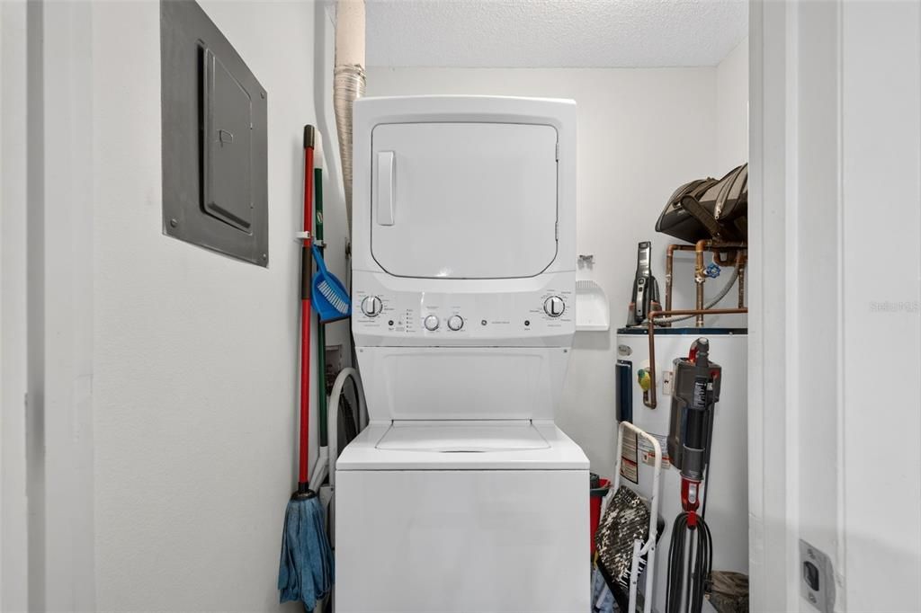 For Sale: $165,000 (2 beds, 2 baths, 942 Square Feet)