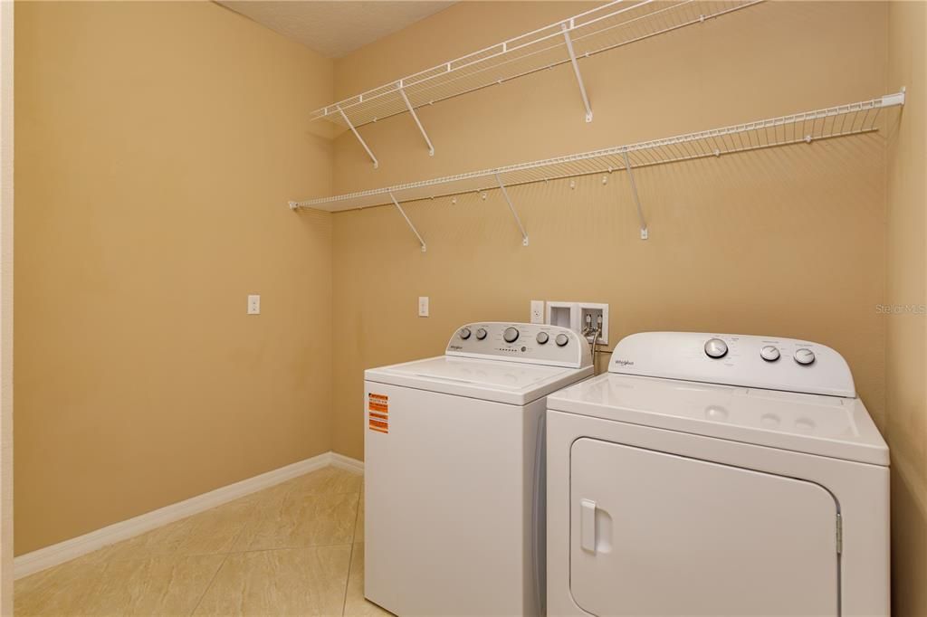 На продажу: $369,900 (2 спален, 2 ванн, 1956 Квадратных фут)