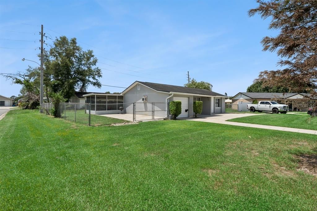For Sale: $260,000 (2 beds, 1 baths, 899 Square Feet)
