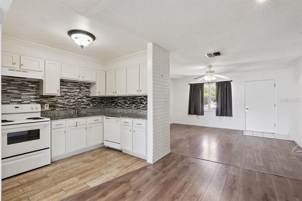For Sale: $260,000 (2 beds, 1 baths, 899 Square Feet)