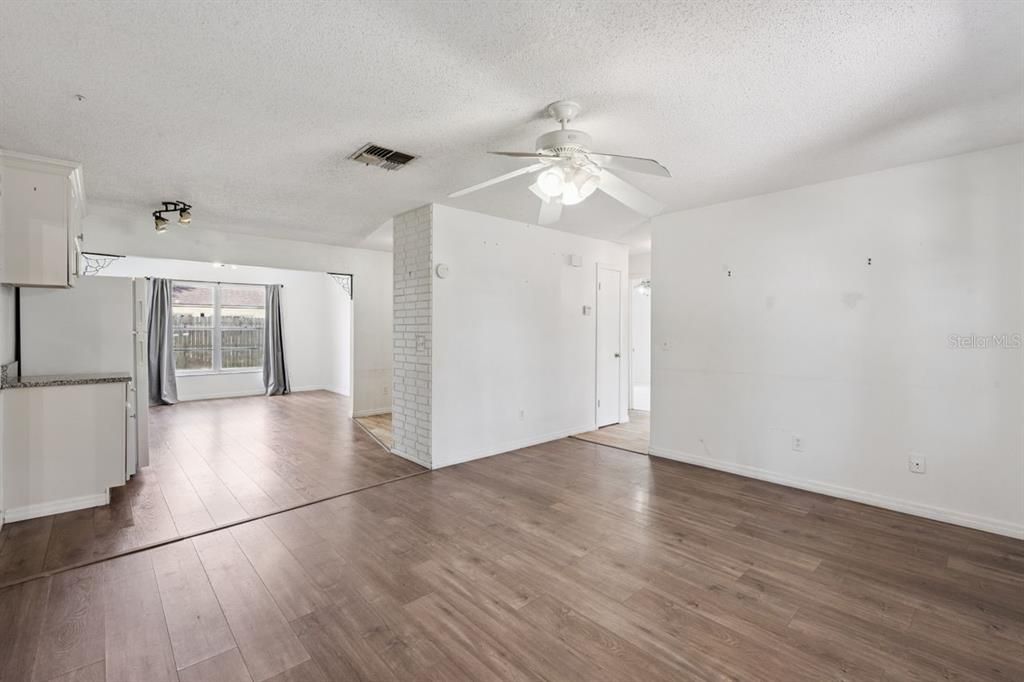 For Sale: $260,000 (2 beds, 1 baths, 899 Square Feet)