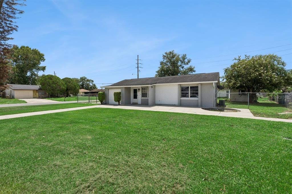 For Sale: $260,000 (2 beds, 1 baths, 899 Square Feet)