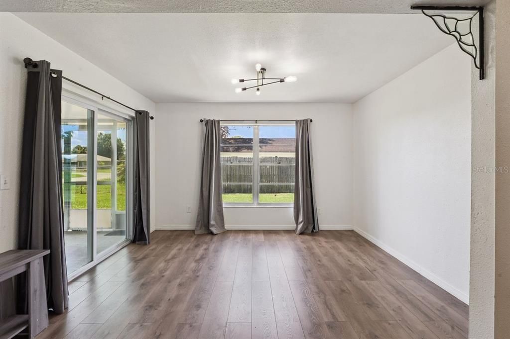 For Sale: $260,000 (2 beds, 1 baths, 899 Square Feet)
