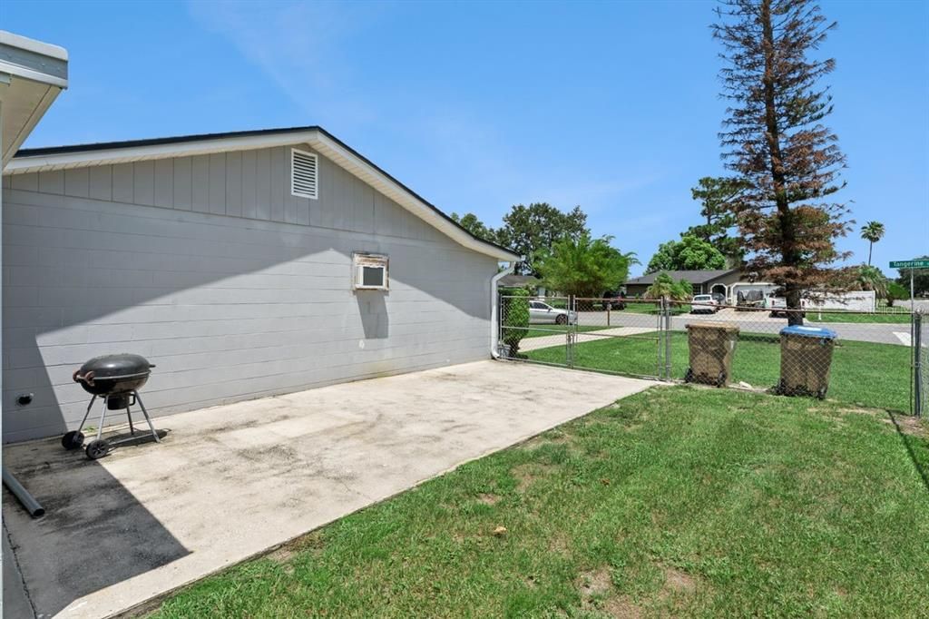 For Sale: $260,000 (2 beds, 1 baths, 899 Square Feet)