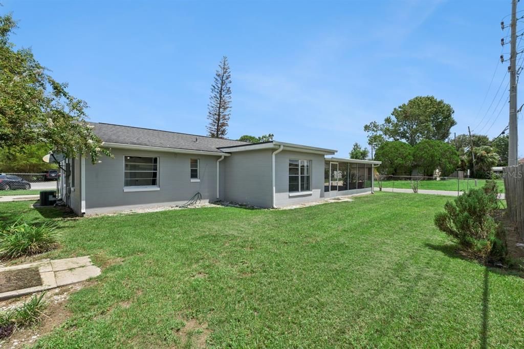 For Sale: $260,000 (2 beds, 1 baths, 899 Square Feet)