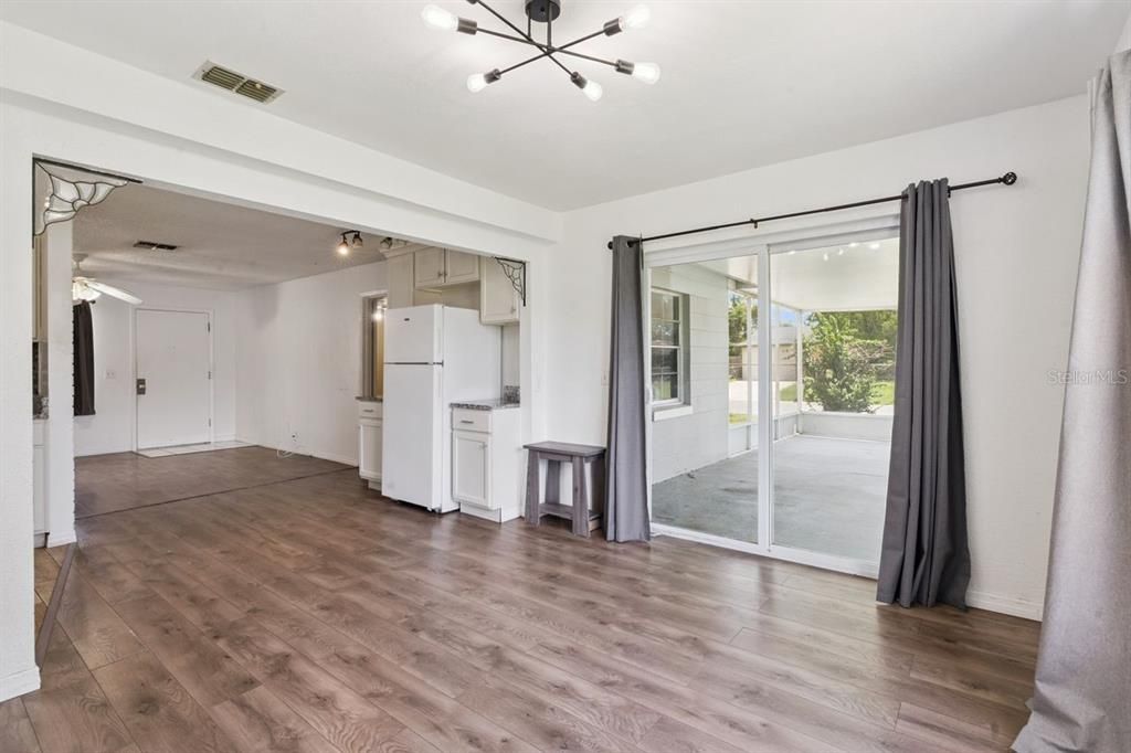 For Sale: $260,000 (2 beds, 1 baths, 899 Square Feet)