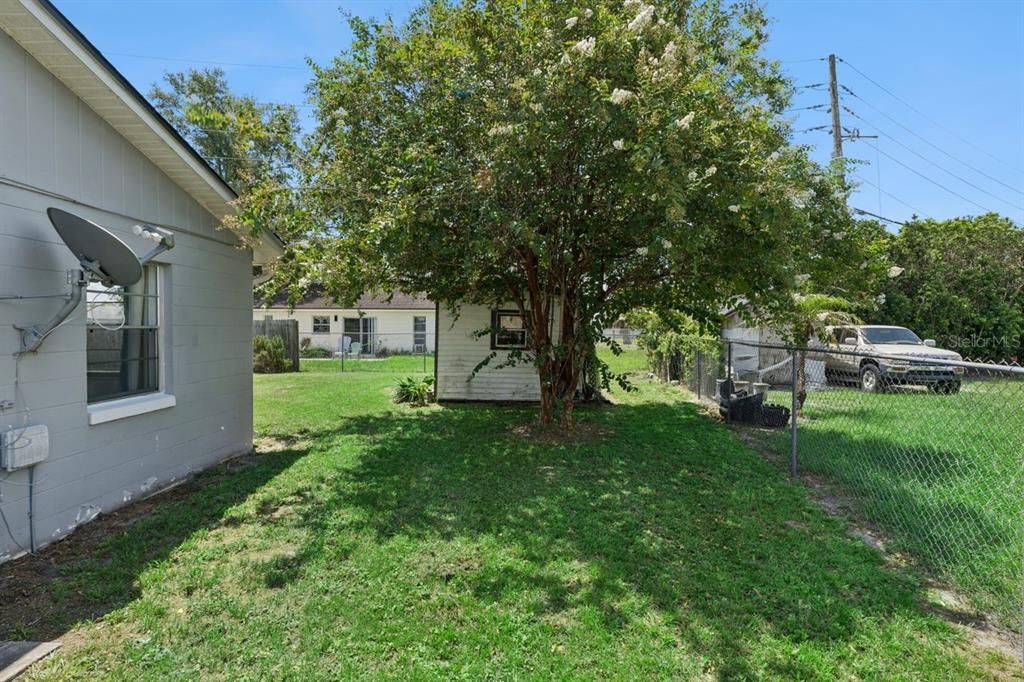 For Sale: $260,000 (2 beds, 1 baths, 899 Square Feet)