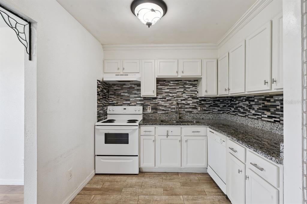 For Sale: $260,000 (2 beds, 1 baths, 899 Square Feet)