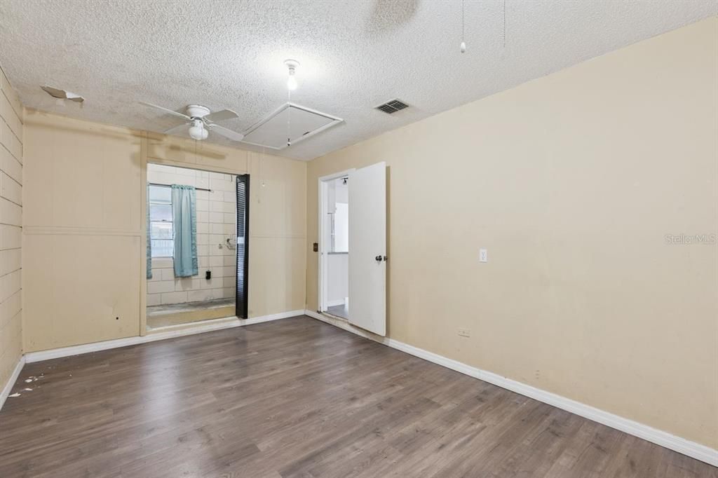 For Sale: $260,000 (2 beds, 1 baths, 899 Square Feet)