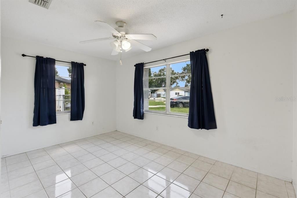 For Sale: $260,000 (2 beds, 1 baths, 899 Square Feet)