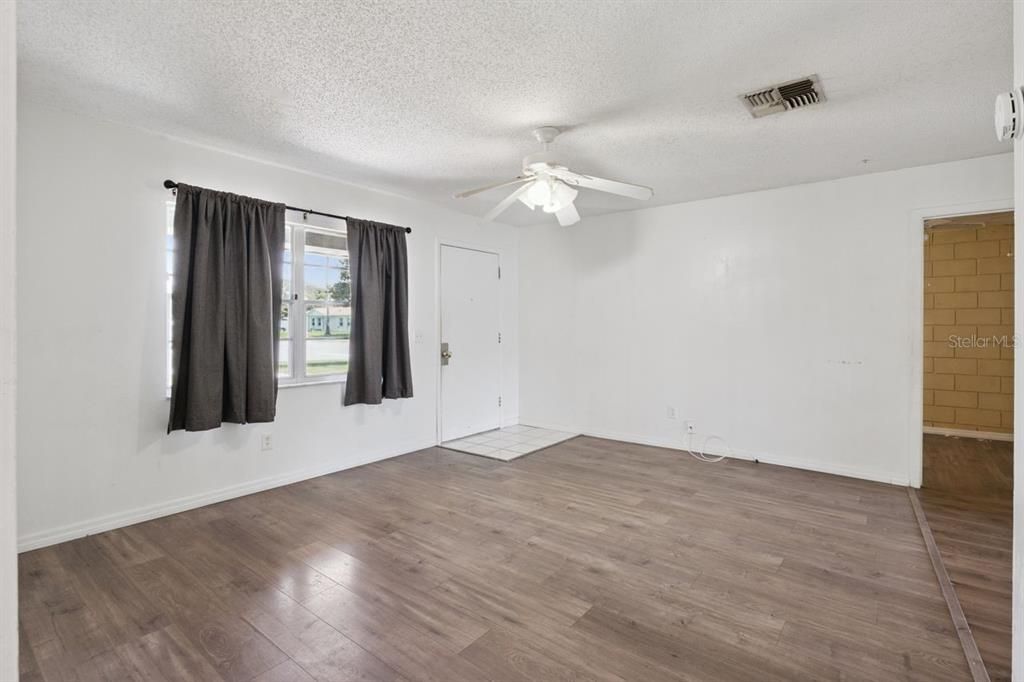 For Sale: $260,000 (2 beds, 1 baths, 899 Square Feet)