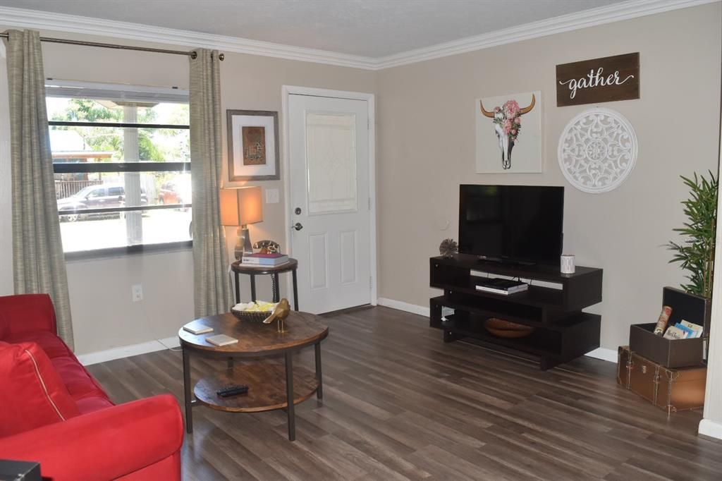For Rent: $1,350 (2 beds, 1 baths, 812 Square Feet)