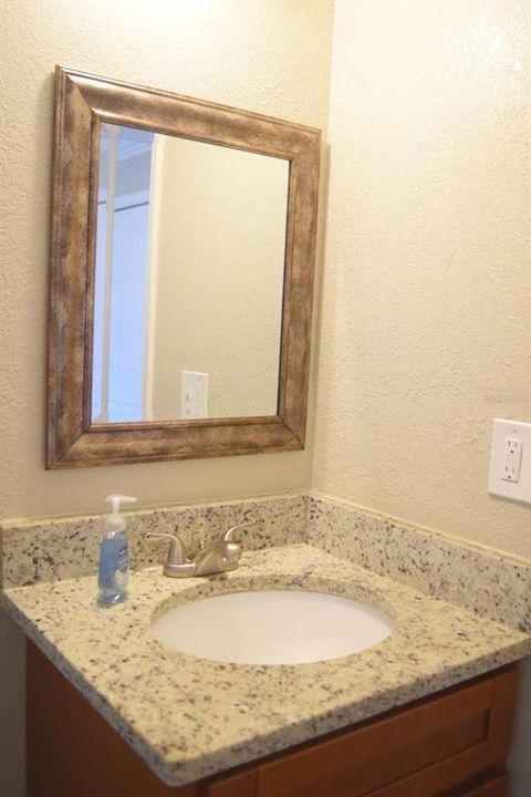 For Rent: $1,350 (2 beds, 1 baths, 812 Square Feet)