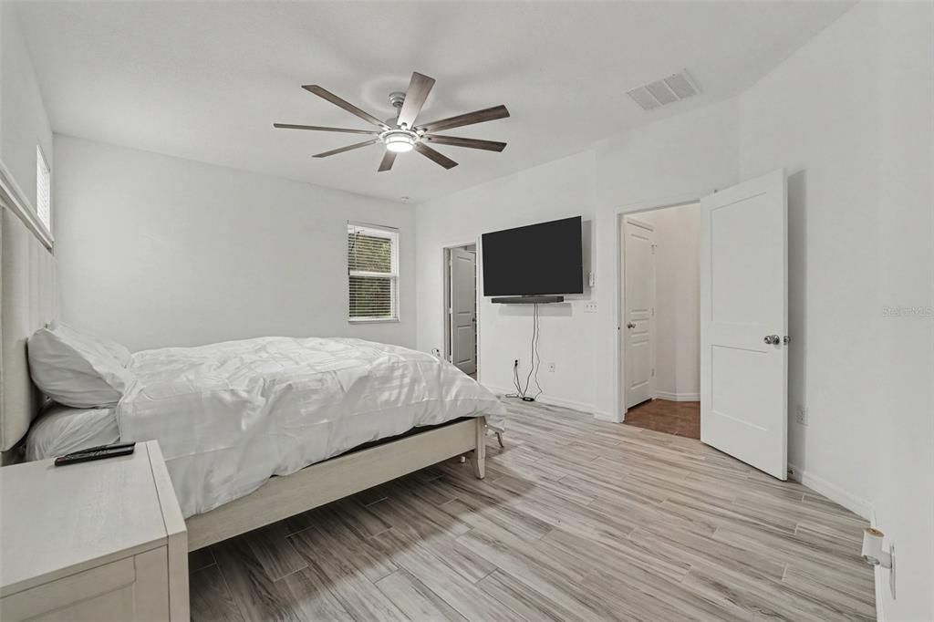 For Sale: $550,000 (4 beds, 2 baths, 1935 Square Feet)