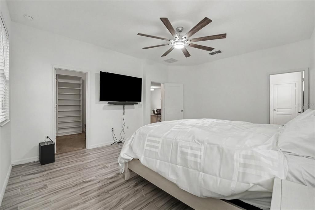 For Sale: $550,000 (4 beds, 2 baths, 1935 Square Feet)