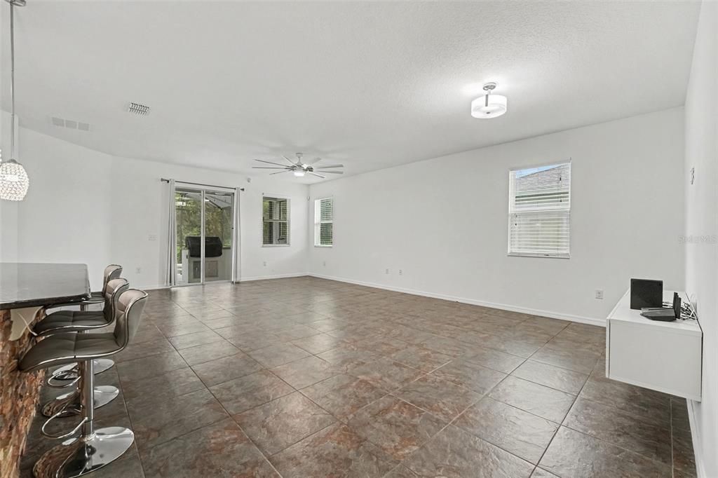 For Sale: $550,000 (4 beds, 2 baths, 1935 Square Feet)