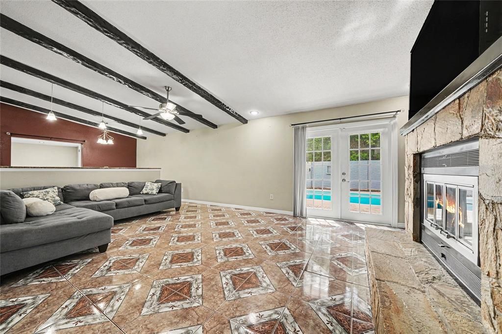En Venta: $335,000 (3 camas, 2 baños, 1579 Pies cuadrados)