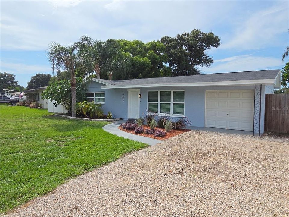 Active With Contract: $349,900 (2 beds, 1 baths, 944 Square Feet)
