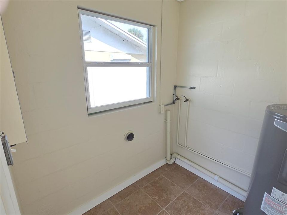 Active With Contract: $349,900 (2 beds, 1 baths, 944 Square Feet)