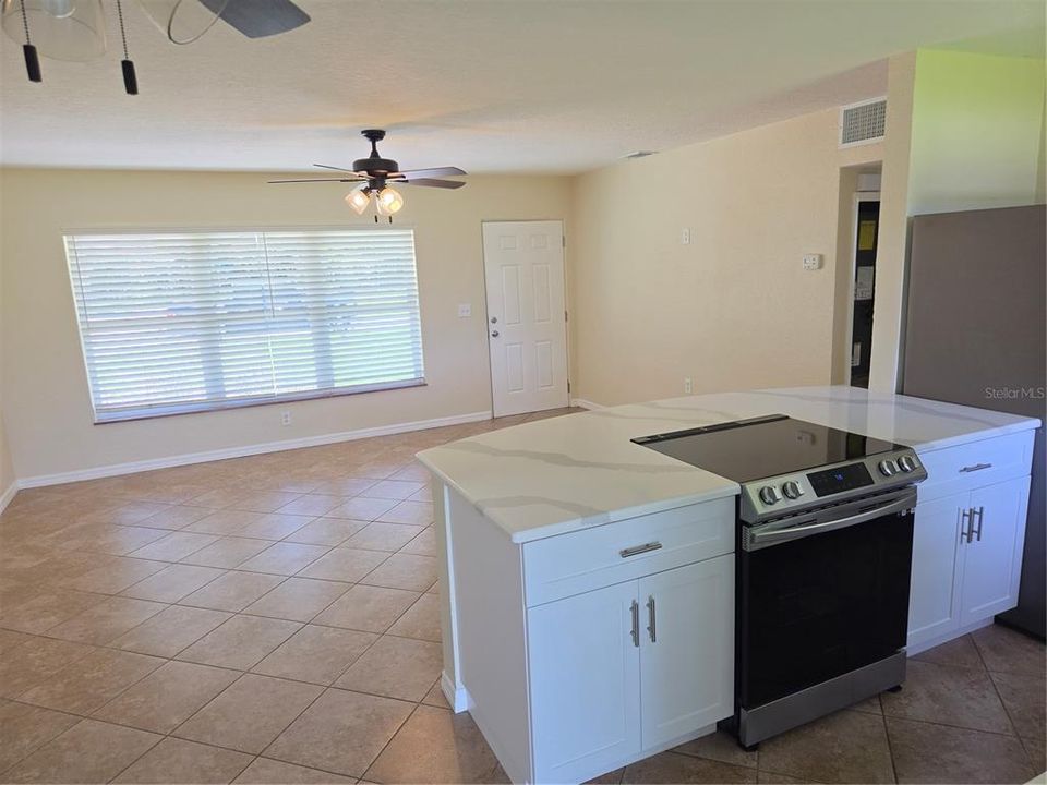 Active With Contract: $349,900 (2 beds, 1 baths, 944 Square Feet)