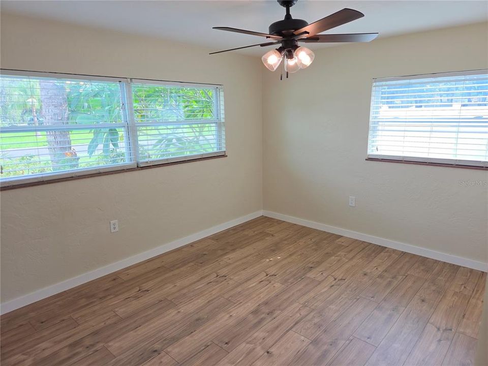 Active With Contract: $349,900 (2 beds, 1 baths, 944 Square Feet)