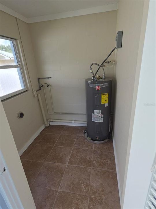 Active With Contract: $349,900 (2 beds, 1 baths, 944 Square Feet)
