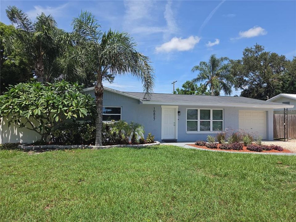 Active With Contract: $349,900 (2 beds, 1 baths, 944 Square Feet)