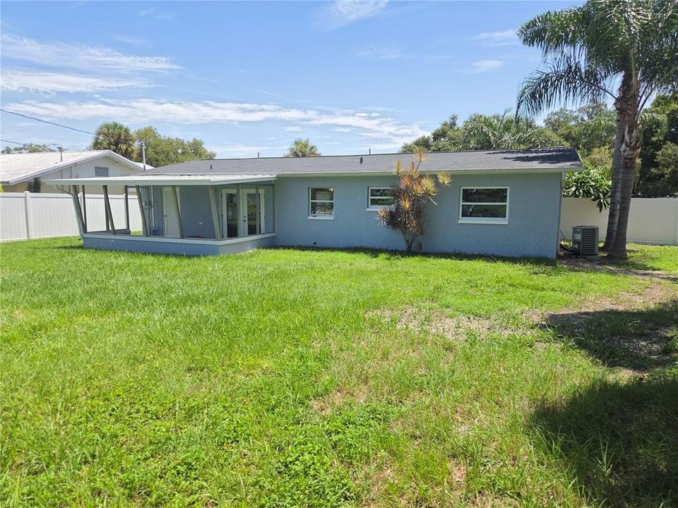 Active With Contract: $349,900 (2 beds, 1 baths, 944 Square Feet)