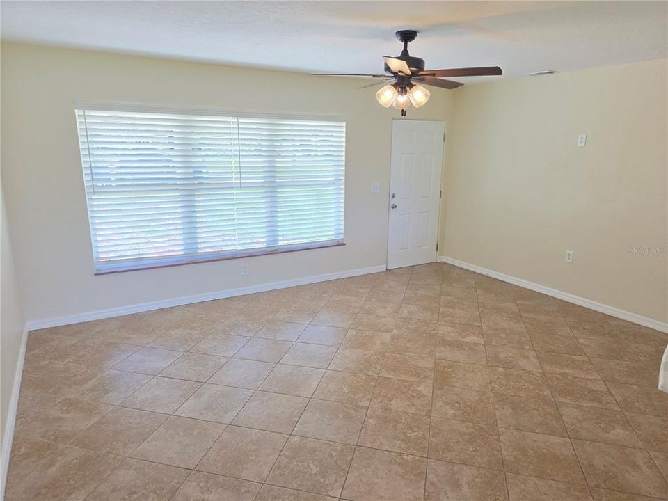 Active With Contract: $349,900 (2 beds, 1 baths, 944 Square Feet)