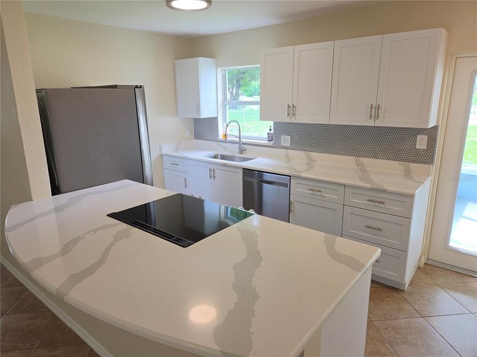 Active With Contract: $349,900 (2 beds, 1 baths, 944 Square Feet)