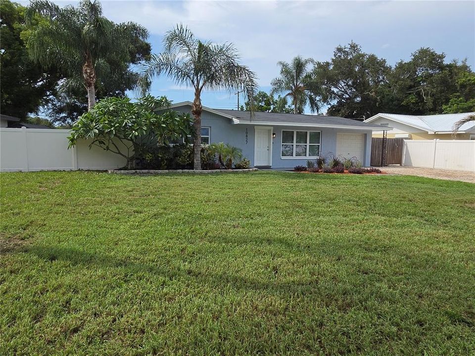 Active With Contract: $349,900 (2 beds, 1 baths, 944 Square Feet)