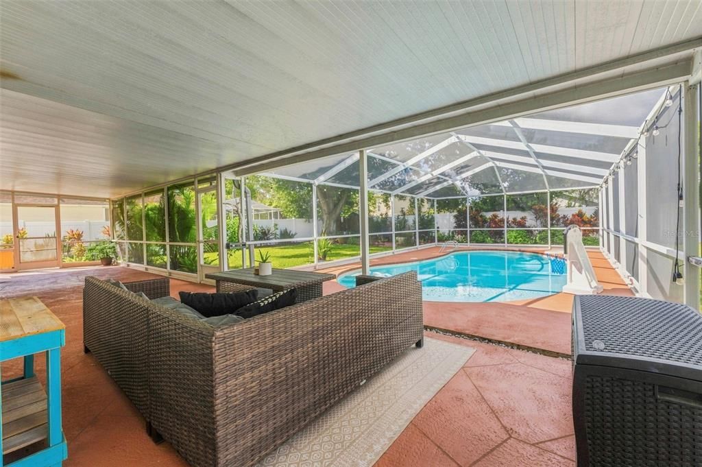 For Sale: $699,900 (4 beds, 2 baths, 2452 Square Feet)