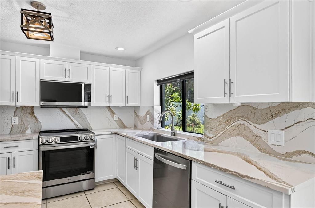 For Sale: $695,000 (2 beds, 2 baths, 1360 Square Feet)