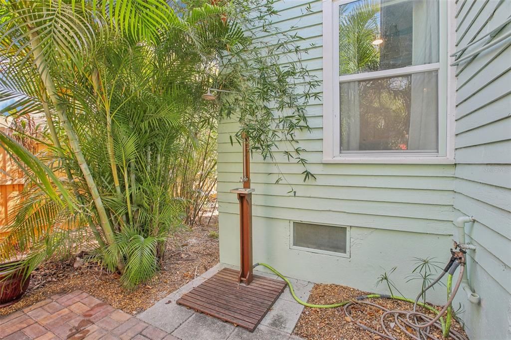 For Rent: $2,650 (2 beds, 1 baths, 1197 Square Feet)