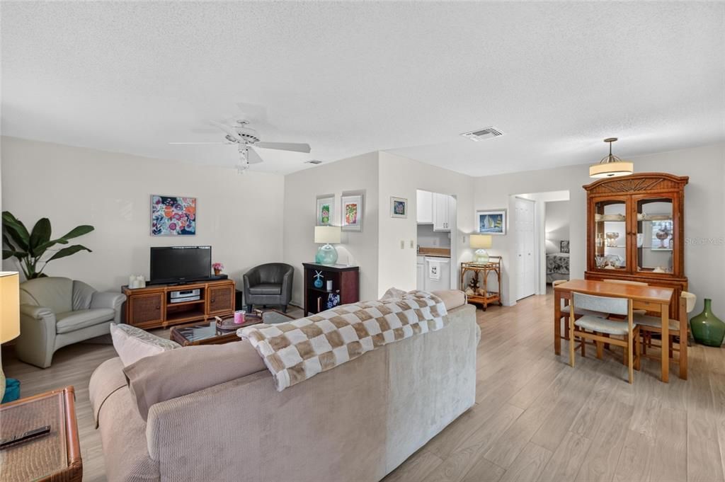 For Sale: $119,900 (1 beds, 1 baths, 992 Square Feet)