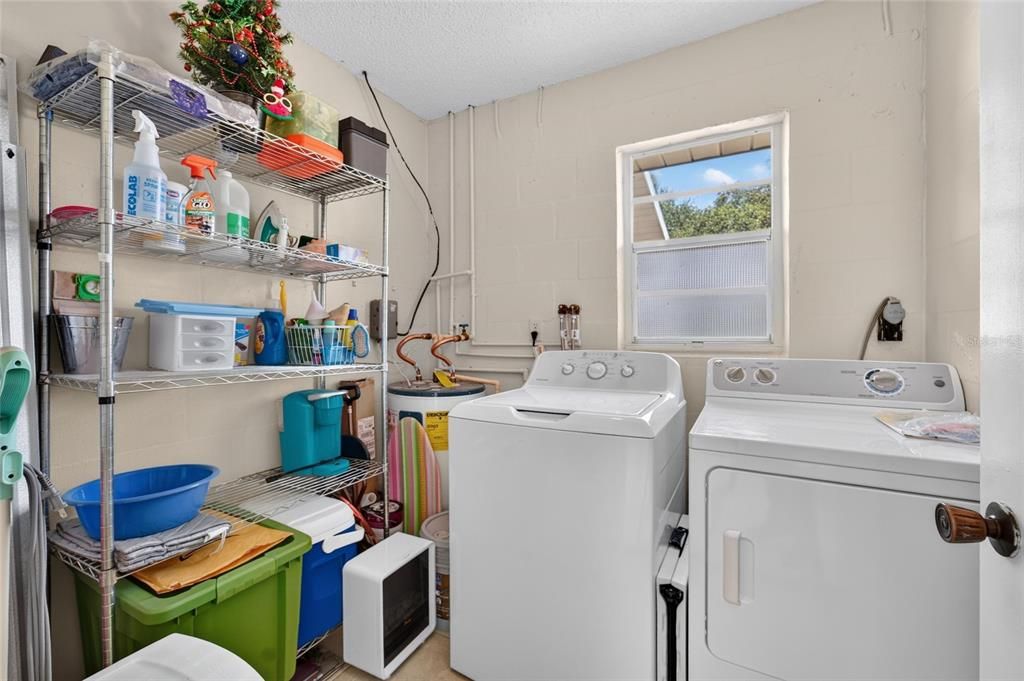 For Sale: $119,900 (1 beds, 1 baths, 992 Square Feet)