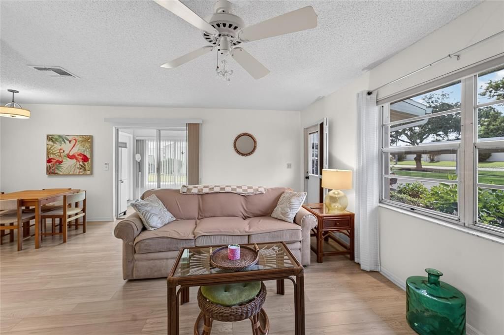 For Sale: $119,900 (1 beds, 1 baths, 992 Square Feet)