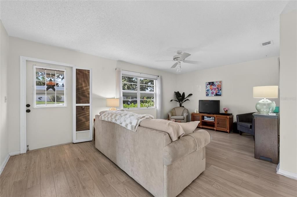 For Sale: $119,900 (1 beds, 1 baths, 992 Square Feet)