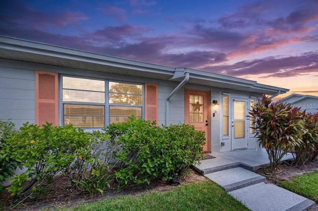 For Sale: $119,900 (1 beds, 1 baths, 992 Square Feet)