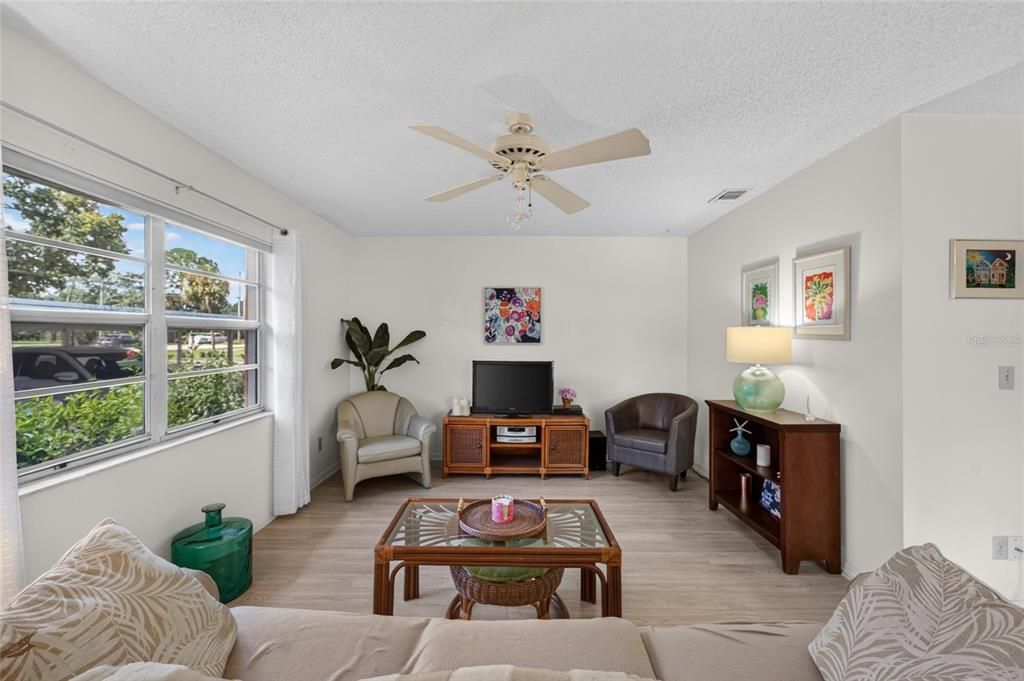 For Sale: $119,900 (1 beds, 1 baths, 992 Square Feet)