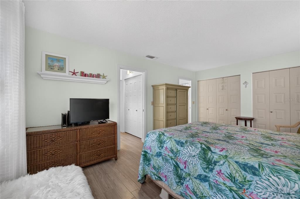 For Sale: $119,900 (1 beds, 1 baths, 992 Square Feet)
