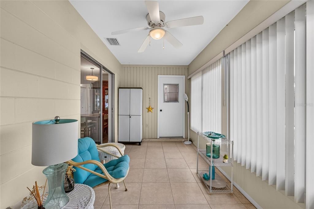 For Sale: $119,900 (1 beds, 1 baths, 992 Square Feet)