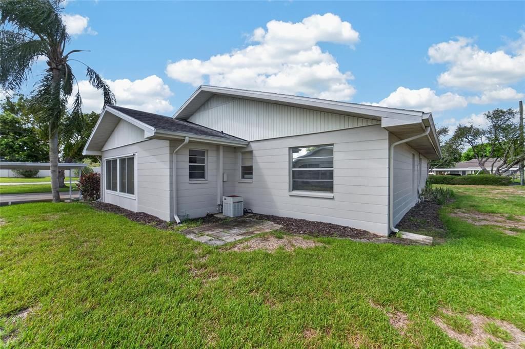 For Sale: $119,900 (1 beds, 1 baths, 992 Square Feet)