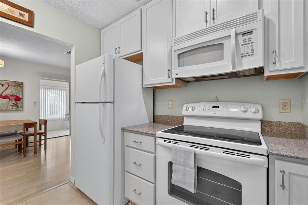 For Sale: $119,900 (1 beds, 1 baths, 992 Square Feet)